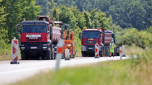 Oprava obchvatu Moravských Budějovic komplikuje cestování mezi Jihlavou a Znojmem. Jízdu prodlouží klidně i o patnáct až dvacet minut. Částečná uzavírka by měla trvat dva měsíce, tedy po celý zbytek letní dovolenkové sezony. (29. července 2026)