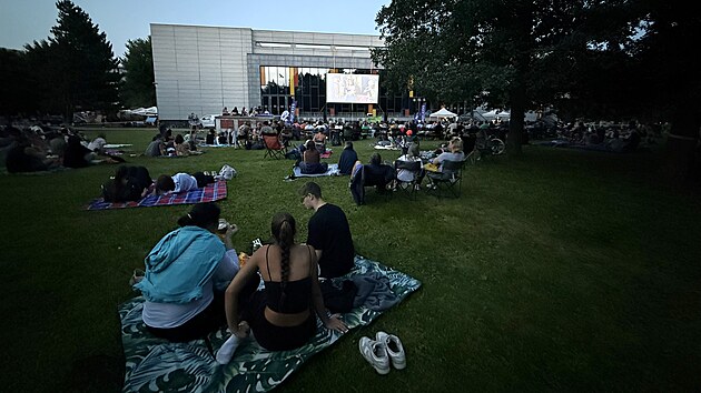Žďárské letní kino za kulturním domem má tradici sahající do roku 2017. Letos poprvé ale přinese i premiéry.