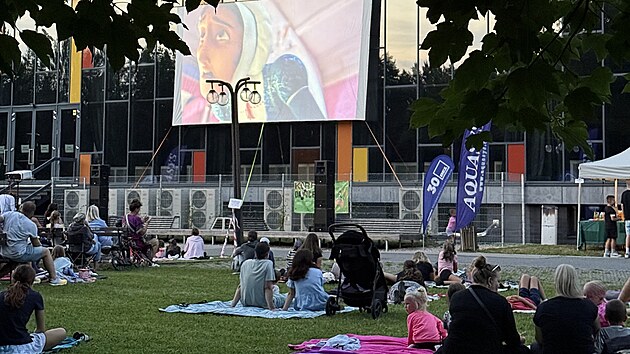 Žďárské letní kino za kulturním domem má tradici sahající do roku 2017. Letos poprvé ale přinese i premiéry.