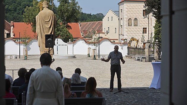 Donedávna nepříliš udržované nádvoří, na němž v blátě a loužích parkovala auta, se proměnilo v dlážděnou plochu a klidový prostor s kašnou a sochami. Je to ovšem jen jedna z částí proměny areálu premonstrátského kláštera za celkových 90 milionů korun. Další etapy budou následovat. (31. července 2026)