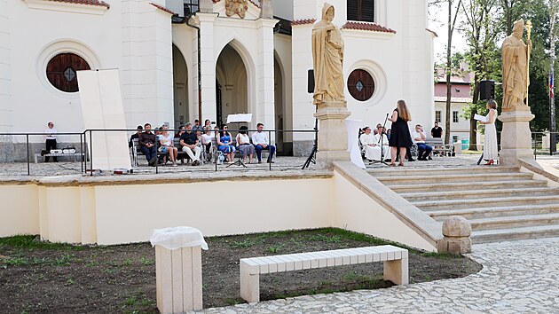 Donedávna nepříliš udržované nádvoří, na němž v blátě a loužích parkovala auta, se proměnilo v dlážděnou plochu a klidový prostor s kašnou a sochami. Je to ovšem jen jedna z částí proměny areálu premonstrátského kláštera za celkových 90 milionů korun. Další etapy budou následovat. (31. července 2026)