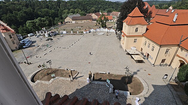 Donedávna nepříliš udržované nádvoří, na němž v blátě a loužích parkovala auta, se proměnilo v dlážděnou plochu a klidový prostor s kašnou a sochami. Je to ovšem jen jedna z částí proměny areálu premonstrátského kláštera za celkových 90 milionů korun. Další etapy budou následovat. (31. července 2026)