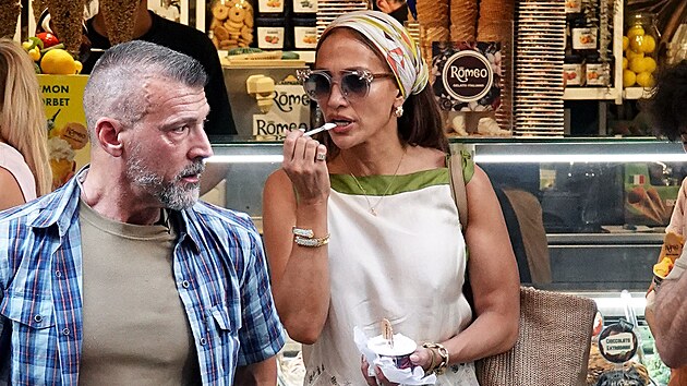 Během proch&aacute;zky Ř&iacute;mem si Jennifer se sv&yacute;mi dětmi dopř&aacute;la zast&aacute;vku na zmrzlinu. Rodinu doprov&aacute;zeli na každ&eacute;m kroku dva statn&iacute; bodyguardi. (červenec 2026)