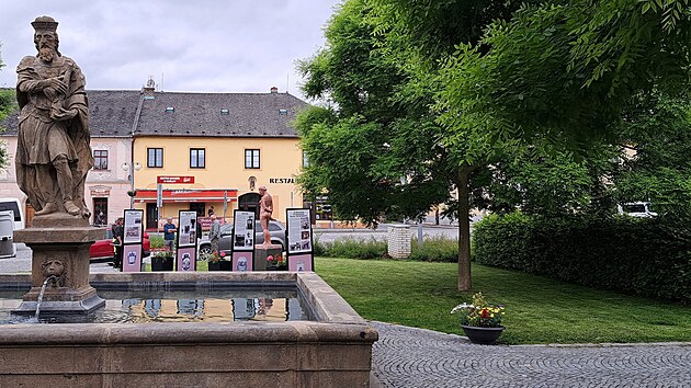 Socha Hesperidka od Ondřeje Navrátila (v pozadí) byla součástí Loštického kulturního léta na náměstí Míru v Lošticích na Šumpersku, než ji koncem července zničil vandal. (5. června 2026)