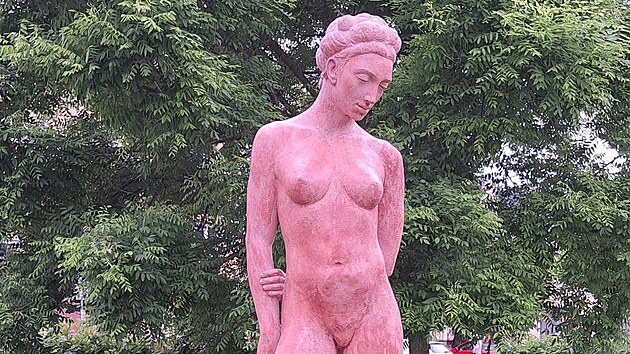 Socha Hesperidka od Ondřeje Navrátila byla součástí Loštického kulturního léta na náměstí Míru v Lošticích na Šumpersku, než ji koncem července zničil vandal. (5. června 2026)