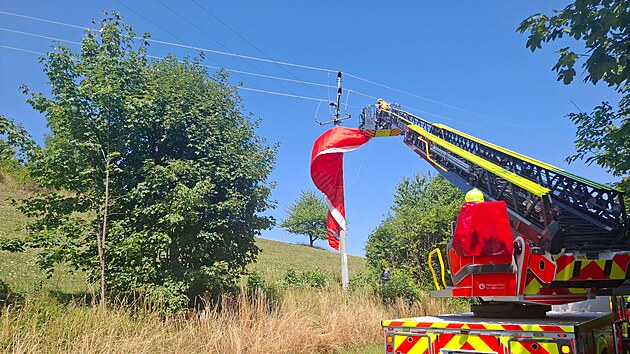 Paraglidistu i s křídlem zamotaného do drátů elektrického vedení zachraňovali z výšky deseti metrů hasiči v Jakubovicích na Šumpersku. (30. července 2026)