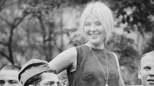 „Česká prostitutka se sovětskými vojáky v jejich táboře v jednom z pražských parků.“ Pod tímto popiskem je fotka Stefana Tyszka ze září 1968 dodnes vedena ve fotobance Getty Images.