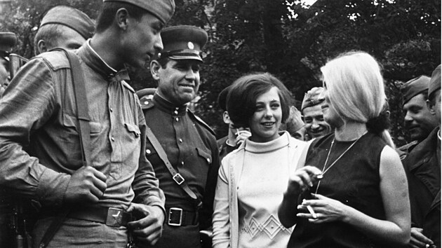 Sovětští vojáci v parku u Hlavního nádraží debatují s pražskými dívkami. (pravděpodobně 3. září 1968)