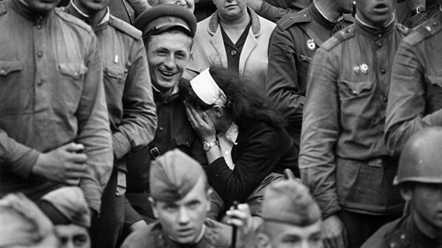 Rozesmátí Rusové a zahanbená dívka. Vystoupení sovětského vojenského souboru v parku u Hlavního nádraží. (pravděpodobně 3. září 1968)