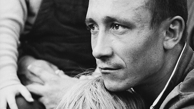 Sovětský voják s českým dítětem v objetí sleduje vystoupení vojenského souboru v parku u Hlavního nádraží (pravděpodobně 3. září 1968)