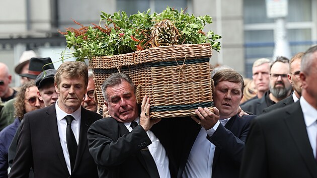 Rakev irského hudebníka Glena Hansarda je nesena do katedrály sv. Patrika v Dublinu před jeho pohřbem. (4. srpna 2026)