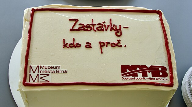 Muzeum města Brna ve spolupr&aacute;ci s Dopravn&iacute;m podnikem města Brna představily nov&yacute; projekt Zast&aacute;vky &ndash; kdo a proč, kter&yacute; cestuj&iacute;c&iacute;m přibližuje historii n&aacute;zvů zast&aacute;vek. Jako prvn&iacute; dostala informačn&iacute; tabulky kompletn&iacute; trasa tramvajov&eacute; linky 1. (6. srpna 2026)