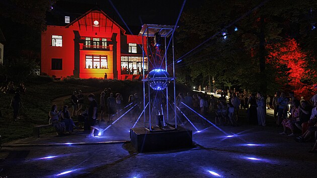 Akc&iacute; Light Up Tugendhat vrchol&iacute; leto&scaron;n&iacute; oslavy 25 let od z&aacute;pisu na seznam světov&eacute;ho dědictv&iacute; UNESCO. Zahrada slavn&eacute; brněnsk&eacute; vily se pro tuto př&iacute;ležitost vizu&aacute;lně propojila se zahradami sousedn&iacute; Arnoldovy a L&ouml;w-Beerovy vily. Souč&aacute;st&iacute; byl i videomapping na fas&aacute;d&aacute;ch budov. (7. srpna 2026)