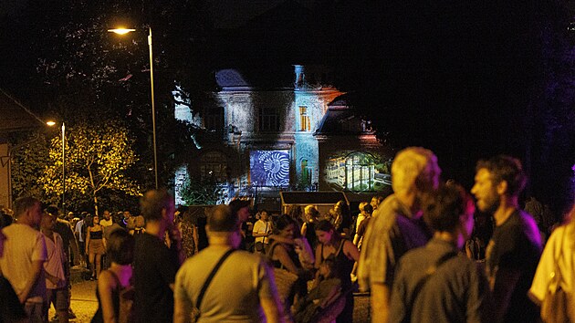 Akc&iacute; Light Up Tugendhat vrchol&iacute; leto&scaron;n&iacute; oslavy 25 let od z&aacute;pisu na seznam světov&eacute;ho dědictv&iacute; UNESCO. Zahrada slavn&eacute; brněnsk&eacute; vily se pro tuto př&iacute;ležitost vizu&aacute;lně propojila se zahradami sousedn&iacute; Arnoldovy a L&ouml;w-Beerovy vily. Souč&aacute;st&iacute; byl i videomapping na fas&aacute;d&aacute;ch budov. (7. srpna 2026)