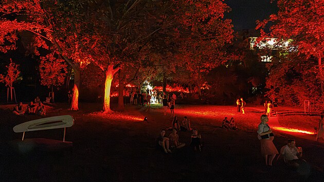 Akc&iacute; Light Up Tugendhat vrchol&iacute; leto&scaron;n&iacute; oslavy 25 let od z&aacute;pisu na seznam světov&eacute;ho dědictv&iacute; UNESCO. Zahrada slavn&eacute; brněnsk&eacute; vily se pro tuto př&iacute;ležitost vizu&aacute;lně propojila se zahradami sousedn&iacute; Arnoldovy a L&ouml;w-Beerovy vily. Souč&aacute;st&iacute; byl i videomapping na fas&aacute;d&aacute;ch budov. (7. srpna 2026)