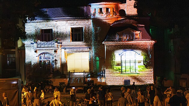 Akc&iacute; Light Up Tugendhat vrchol&iacute; leto&scaron;n&iacute; oslavy 25 let od z&aacute;pisu na seznam světov&eacute;ho dědictv&iacute; UNESCO. Zahrada slavn&eacute; brněnsk&eacute; vily se pro tuto př&iacute;ležitost vizu&aacute;lně propojila se zahradami sousedn&iacute; Arnoldovy a L&ouml;w-Beerovy vily. Souč&aacute;st&iacute; byl i videomapping na fas&aacute;d&aacute;ch budov. (7. srpna 2026)