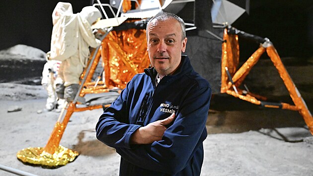 Čtyřiapadesátiletý Jiří Dušek je ředitel Hvězdárny a planetária Brno a od roku 2016 také senátorem.