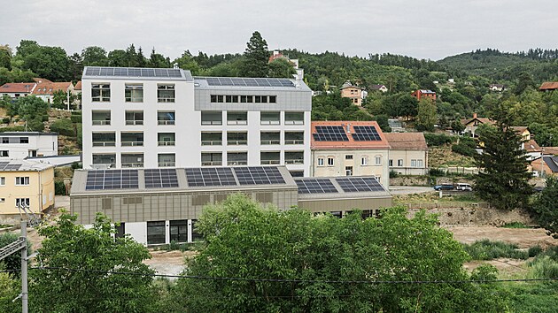 Nová sedmipatrová budova s prostory pro školu stojí na místě starého mlýna na Mlýnském ostrově v Bílovicích nad Svitavou. (6 srpna 2026)