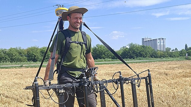 Na trase budouc&iacute;ho obchvatu Bučovic na Vy&scaron;kovsku zah&aacute;jili pr&aacute;ce pyrotechnici, kteř&iacute; prověř&iacute; &uacute;zem&iacute; z hlediska možn&eacute;ho v&yacute;skytu nevybuchl&eacute; munice z obdob&iacute; druh&eacute; světov&eacute; v&aacute;lky. (3. srpna 2026)