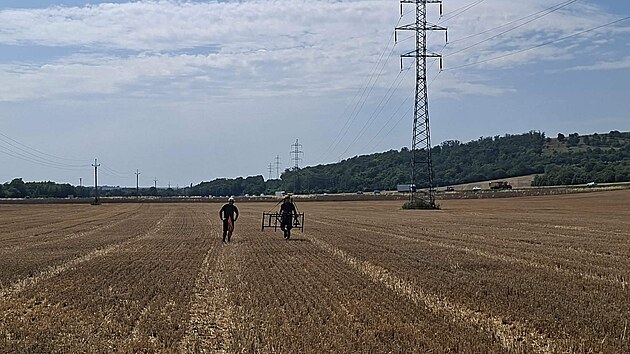 Na trase budouc&iacute;ho obchvatu Bučovic na Vy&scaron;kovsku zah&aacute;jili pr&aacute;ce pyrotechnici, kteř&iacute; prověř&iacute; &uacute;zem&iacute; z hlediska možn&eacute;ho v&yacute;skytu nevybuchl&eacute; munice z obdob&iacute; druh&eacute; světov&eacute; v&aacute;lky. (srpen 2026)