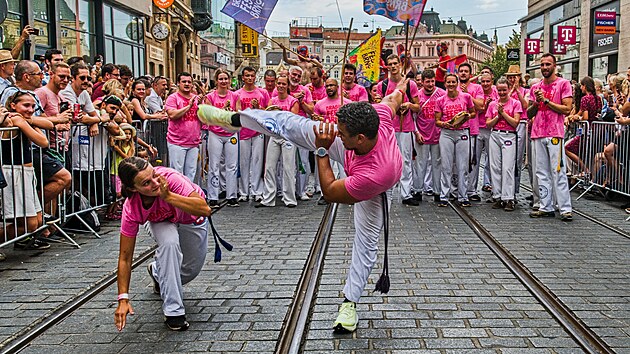 Karnevalový průvod z Moravského náměstí na Zelný trh v historickém centru Brna byl vrcholem Brasil Festu. (1. srpna 2026)