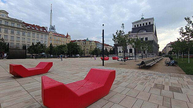 Vandalové posprejovali červené lavičky ve vídeňském stylu na čerstvě zrekonstruovaném náměstí Jiřího z Poděbrad. (5. srpna 2026)