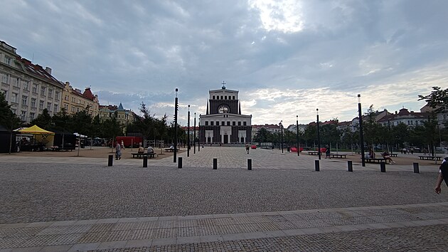 Vandalové posprejovali červené lavičky ve vídeňském stylu na čerstvě zrekonstruovaném náměstí Jiřího z Poděbrad. (5. srpna 2026)