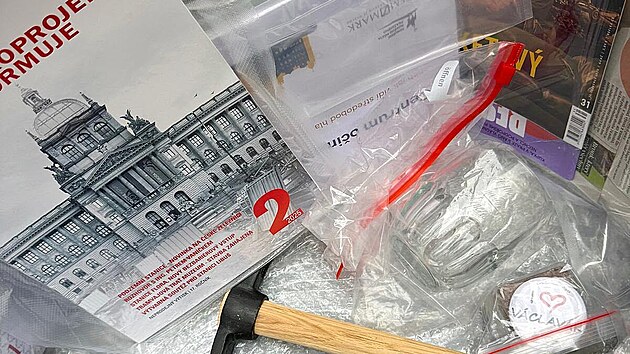 Část předmětů, které zástupci Sdružení Nového Města pražského uložili do časové schránky a následně vložili do jámy pod budoucí dlažbu rekonstruované horní části Václavského náměstí. (5. srpna 2026)