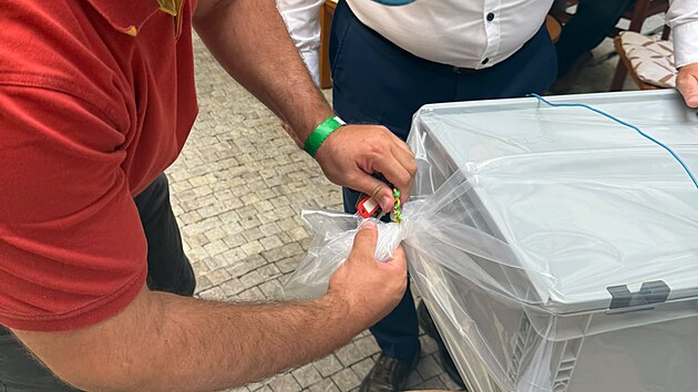 Zástupci Sdružení Nového Města pražského balí tzv. časovou schránku, kterou následně uložili do jámy pod budoucí dlažbu rekonstruované horní části Václavského náměstí. (5. srpna 2026)
