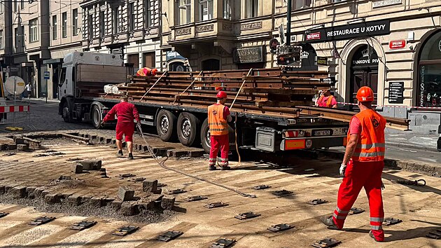Oprava tramvajového úseku v Národní a Spálené ulici (snímky jsou z počátku prací v červenci 2026