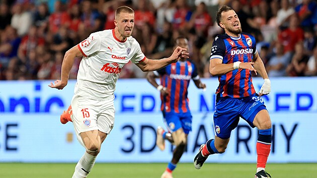Brněnský útočník Daniel Vašulín sprintuje za míčem během utkání s Plzní.