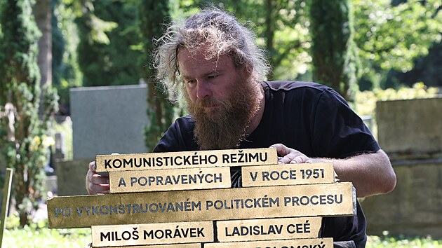 Sochař Petr Szyroki dokončuje na Slezskoostravském hřbitově pomník obětí komunistického režimu a popravených v roce 1951. Nese jména čtyř ostravských protikomunistickým odbojářů popravených 1. srpna 1951. (31. červenec 2026)