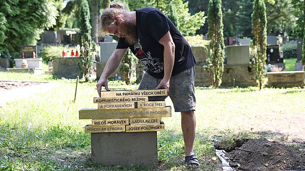 Sochař Petr Szyroki dokončuje na Slezskoostravském hřbitově pomník obětí komunistického režimu a popravených v roce 1951. Nese jména čtyř ostravských protikomunistickým odbojářů popravených 1. srpna 1951. (31. červenec 2026)