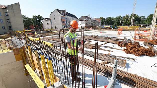 V proluce na nároží ostravských ulic Stodolní a Masná roste nový polyfunkční dům za 600 milionů korun, který nabídne přes 130 již kompletně vyprodaných bytů a komerčních prostor. Projekt architektonicky navazuje na okolní galerii Plato a stane se klíčovým prvkem celkové revitalizace této historické lokality. (5. srpna 2026)