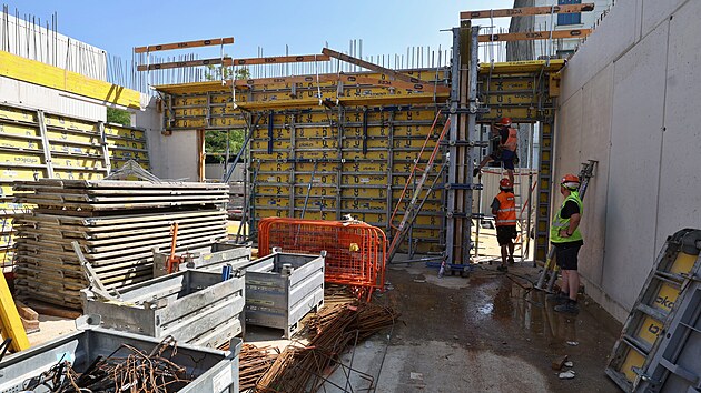 V proluce na nároží ostravských ulic Stodolní a Masná roste nový polyfunkční dům za 600 milionů korun, který nabídne přes 130 již kompletně vyprodaných bytů a komerčních prostor. Projekt architektonicky navazuje na okolní galerii Plato a stane se klíčovým prvkem celkové revitalizace této historické lokality. (5. srpna 2026)