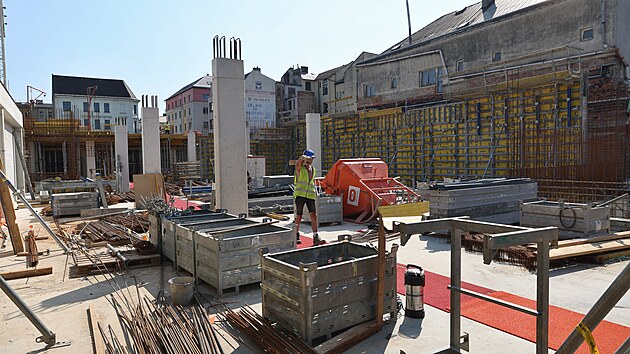 V proluce na nároží ostravských ulic Stodolní a Masná roste nový polyfunkční dům za 600 milionů korun, který nabídne přes 130 již kompletně vyprodaných bytů a komerčních prostor. Projekt architektonicky navazuje na okolní galerii Plato a stane se klíčovým prvkem celkové revitalizace této historické lokality. (5. srpna 2026)