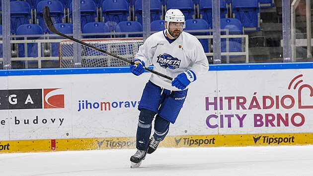 Obránce Luke Witkowski na tréninku brněnské Komety.