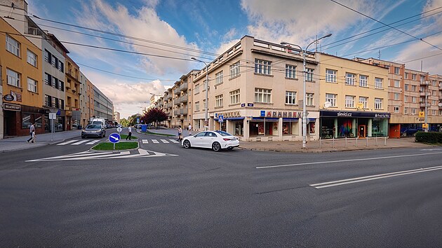 Křižovatka v centru Zlína se změní tak, aby bylo možné odbočit z Dlouhé do Zarámí a mohly tudy jezdit i trolejbusy. (srpen 2026)