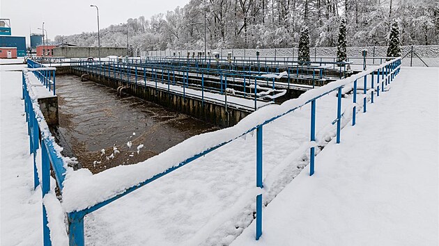 Jihlavská čistírna odpadních vod projde modernizací. Nová technologie provzdušňování nádrží (na snímku) má přinést až šedesátiprocentní úsporu energie a pomoci udržet cenu stočného.