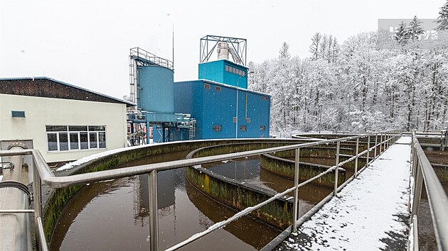 Pohled do areálu ČOV Jihlava. Stávající mechanický systém provzdušňování nádrží nahradí moderní řízené vstřelování bublin vzduchu, které sníží energetickou náročnost provozu.