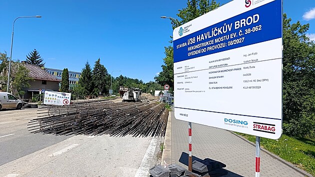 V Havlíčkově Brodu se po demolici starého mostu naplno rozjíždí stavba nového za 158 milionů Kč. Detailní pohled na armování, které zmizí v základech podloží. Cedule investora ŘSD slibuje uvedení do provozu v srpnu 2027.