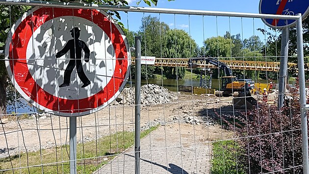 V Havlíčkově Brodě se po demolici původního mostu naplno rozjela stavba nového přemostění s nosností pro Dukovany. V popředí je vidět plot s dopravní značkou „Zákaz vstupu chodců“. (7. července 2026)