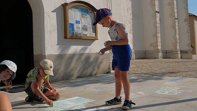 &Scaron;ed&aacute; plocha nově vydl&aacute;žděn&eacute;ho prostranstv&iacute; před žď&aacute;rsk&yacute;m kostelem svat&eacute;ho Prokopa ožila d&iacute;ky n&aacute;padu m&iacute;stn&iacute; farnosti. Kdokoliv ji může změnit v barevn&yacute; kř&iacute;dov&yacute; svět. My&scaron;lenku, jak oživit centrum, si m&iacute;stn&iacute; hned obl&iacute;bili