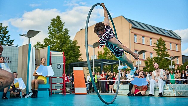 V představení Splash, jež do Žďáru přiveze česká novocirkusová špička Cirk La Putyka, nebude nouze o akrobatické prvky, kdy se umělci ocitají vysoko ve vzduchu nebo se třeba točí v obří obruči.