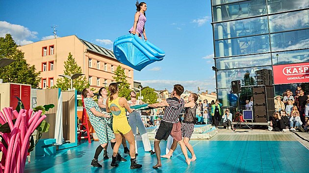 V představení Splash, jež do Žďáru přiveze česká novocirkusová špička Cirk La Putyka, nebude nouze o akrobatické prvky, kdy se umělci ocitají vysoko ve vzduchu nebo se třeba točí v obří obruči.