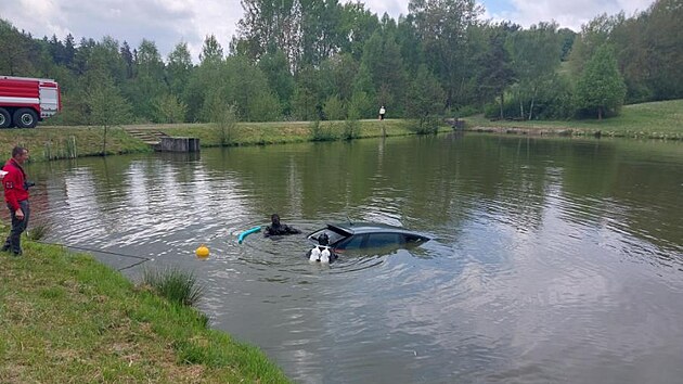Při dopravní nehodě u Věžné na Žďársku řidička nezvládla řízení a sjela do rybníku. Z vozu jí zachránce vytáhl na poslední chvíli.