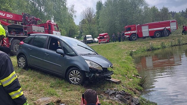 Při dopravní nehodě u Věžné na Žďársku řidička nezvládla řízení a sjela do rybníku. Z vozu jí zachránce vytáhl na poslední chvíli.