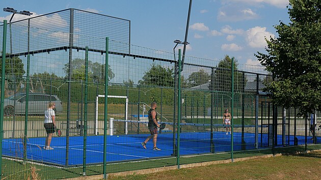 Žď&aacute;rsk&yacute; kurt pro padel je prvn&iacute;m na Vysočině. P&aacute;lky a m&iacute;čky si tam lze nav&iacute;c zapůjčit zdarma.