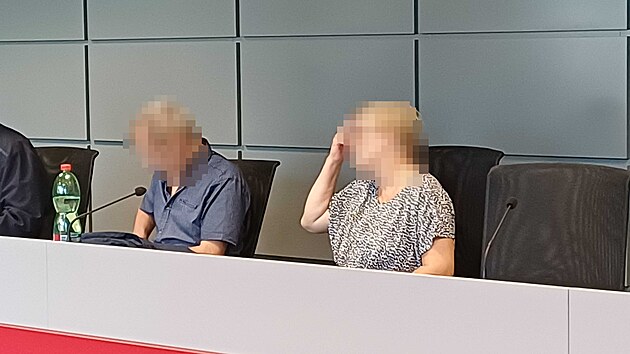 Obžalovaní manželé před krajským soudem v Olomouci. (5. srpna 2026)