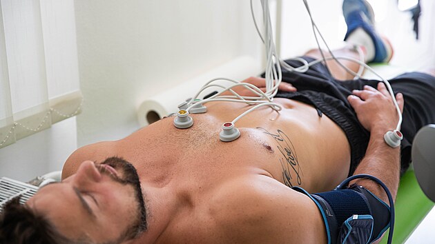 Hokejista David Klim&scaron;a během fyzick&eacute;ho testov&aacute;n&iacute;. (5. srpna 2026)